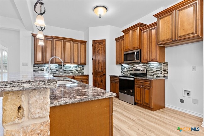 Building Photo - 1010 Woodland Bend Cir