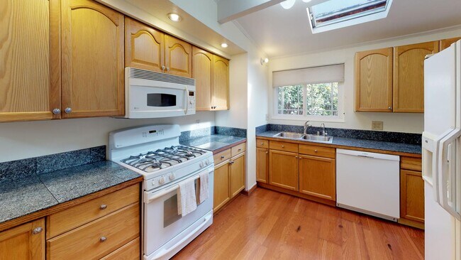 Building Photo - Room in 4 Bedroom Home at 921 Lakebird Dr