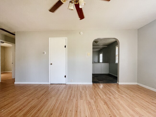 Building Photo - 4 Bed 2 Bath