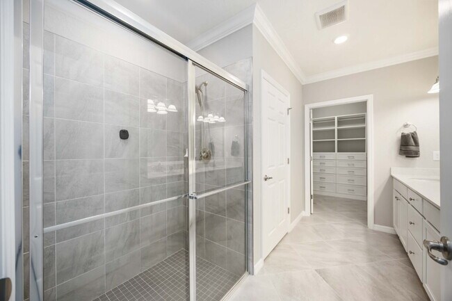 Building Photo - "Spacious 2-Bed, 2-Bath W/Den Condo Retrea...
