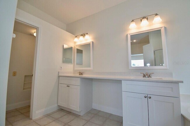 Building Photo - 1707 Golfview Dr