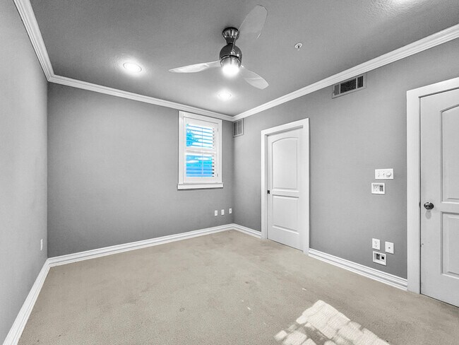 Building Photo - Upgraded Town Home
