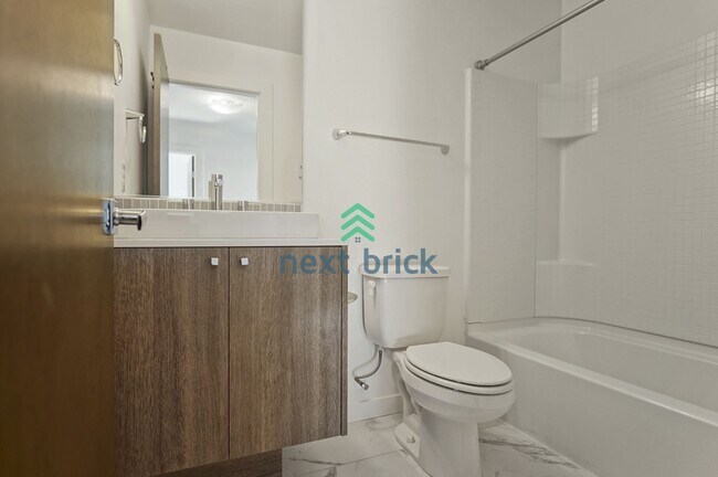 Building Photo - 3 BED & 3 BATH TOWNHOUSE FOR RENT