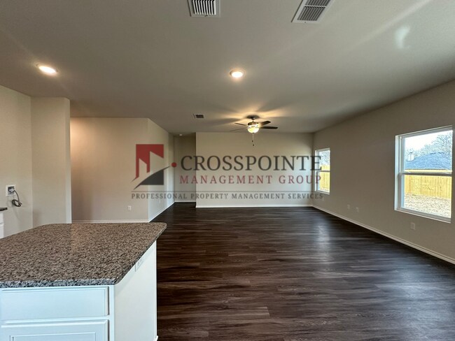 Building Photo - 4 Bedroom 2 Bath in Whitehouse ISD!