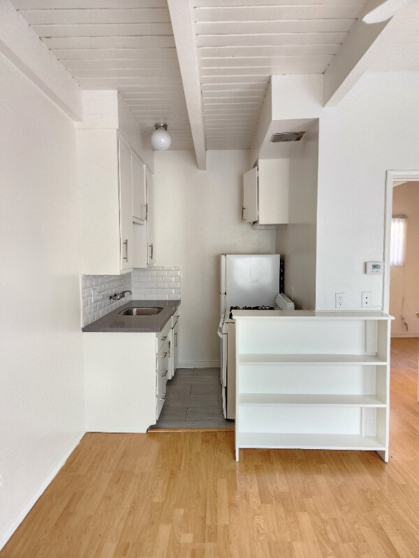 Building Photo - 1909 Beachwood Dr