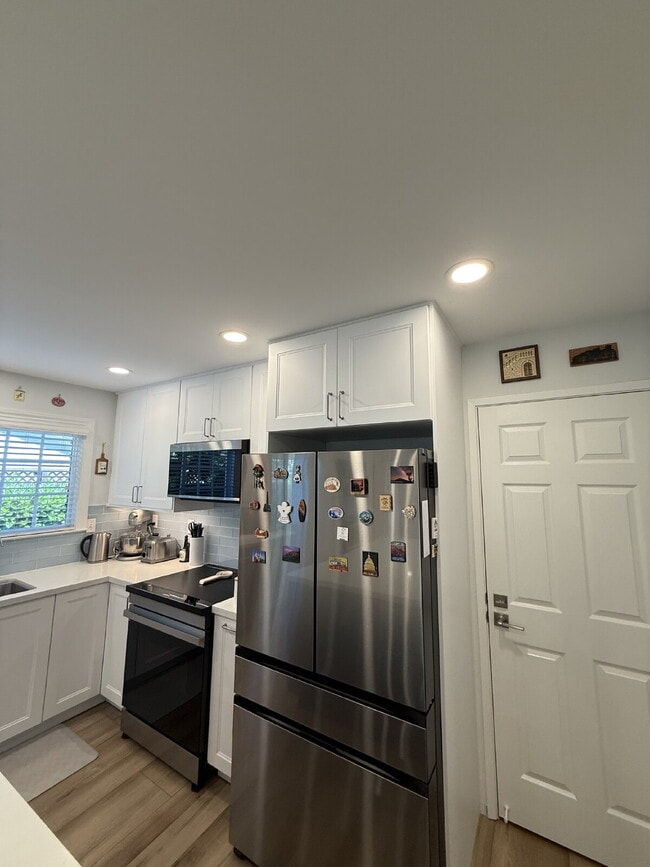 Building Photo - Stunning Fully Remodeled 4-Bedroom 2 Bathroom Home with Designer Kitchen & Spacious Open Layout i...