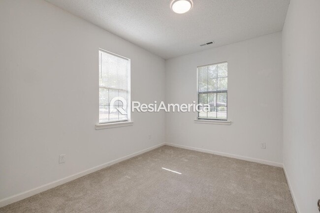Building Photo - Charming 3-Bedroom 2 bath available now