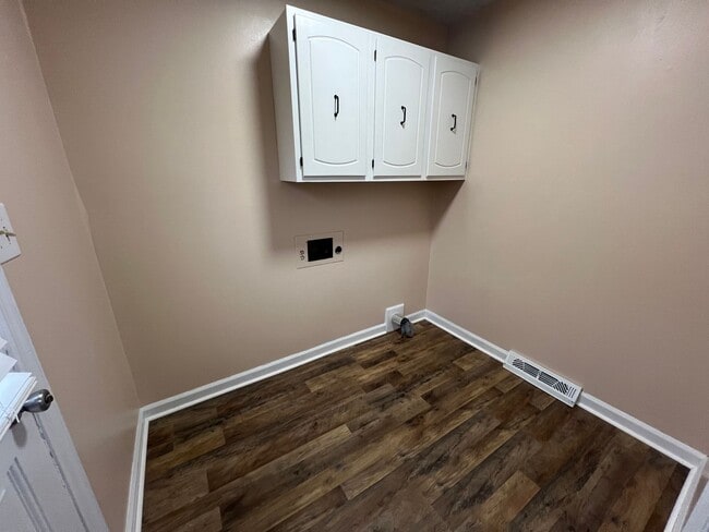 Building Photo - 3 Bedroom 1.5 Bathroom House for rent