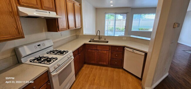 Building Photo - SCRIPPS RANCH - Ivy Hill - Nice 3 Bedroom / 2.5 Bath Townhouse.  AVAILABLE 08/17/2026.