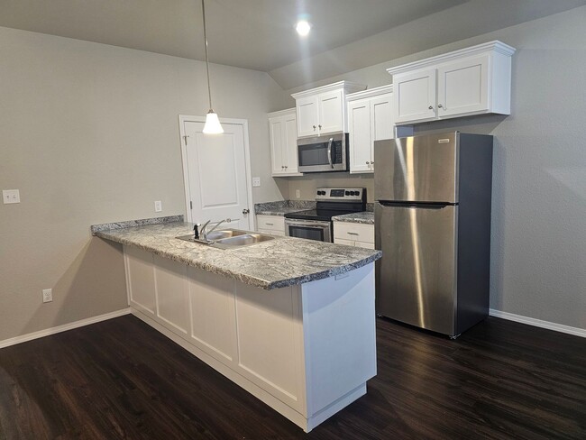 Building Photo - Beautiful New Townhomes in Alma!