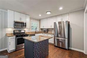 Building Photo - 3235 Woodview Dr SE