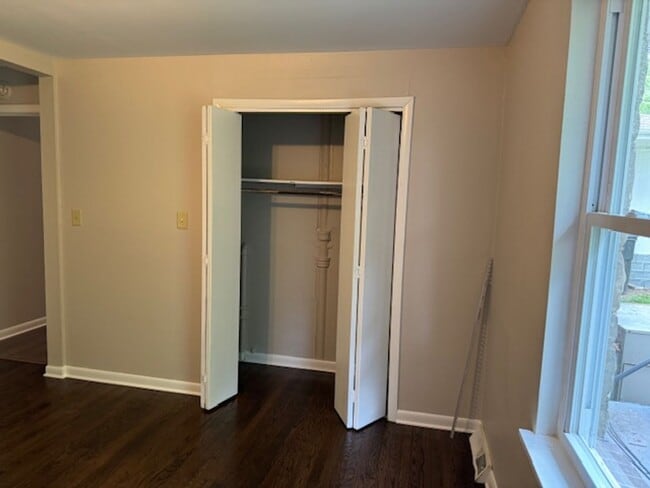 Building Photo - Newly Renovated Unit!