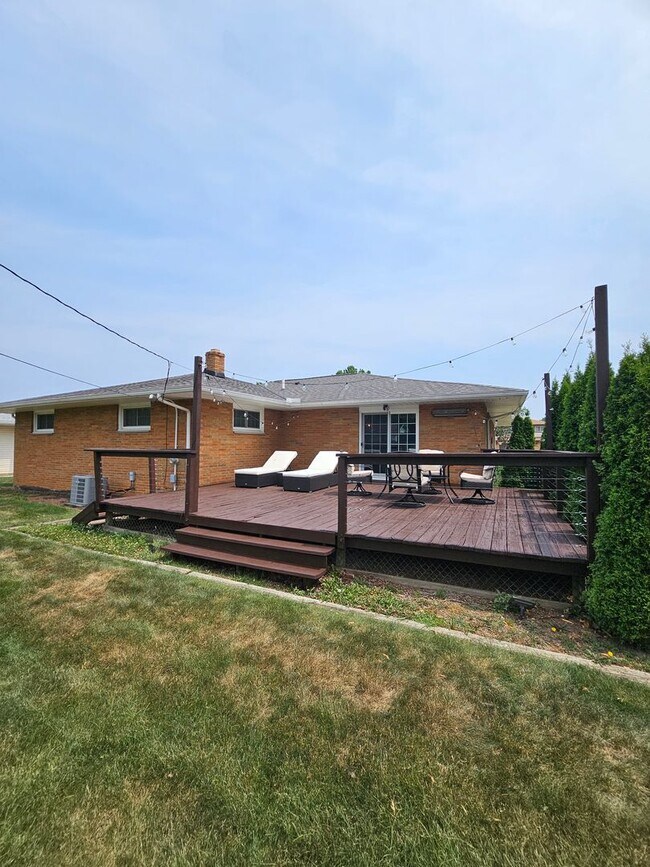 Building Photo - 5648 Beacon Hill Dr