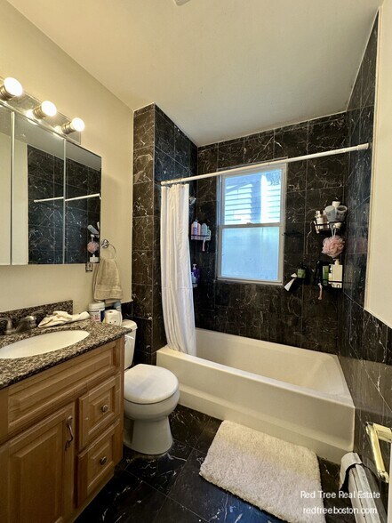 Building Photo - 143 Hillside St