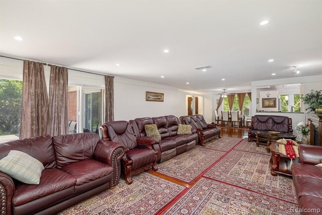 Building Photo - 297 Vreeland Dr