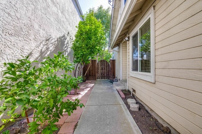 Building Photo - Hardwood Floors- A/C- Full Bedroom and Bath on First Floor: Fresh Paint