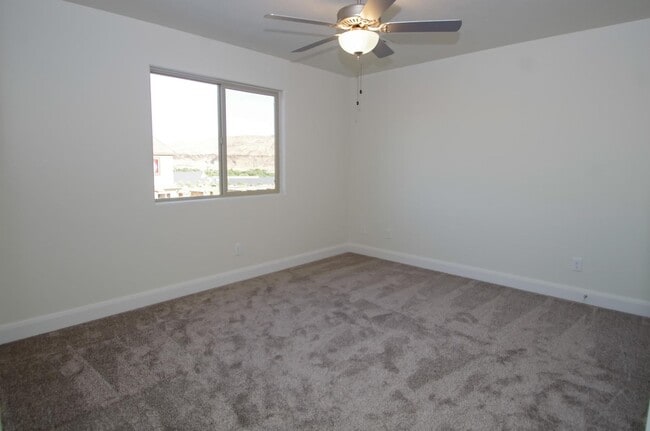 Building Photo - 4 Bedroom Townhome in Hurricane!