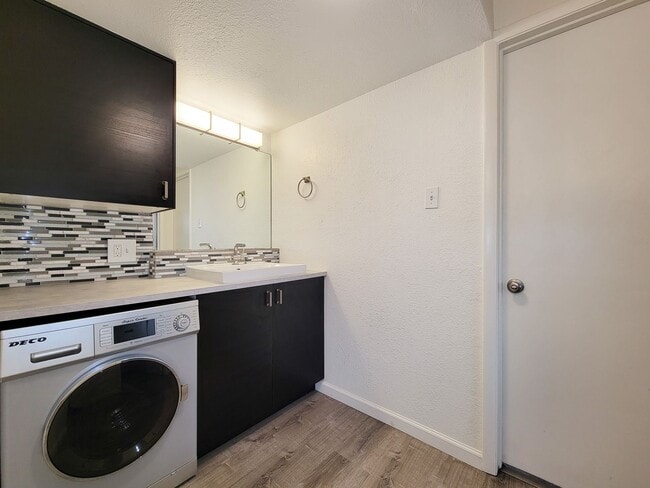 Building Photo - Completely renovated in the heart of Montrose. Spacious 1 bedroom 1 bath condo, upstairs corner u...