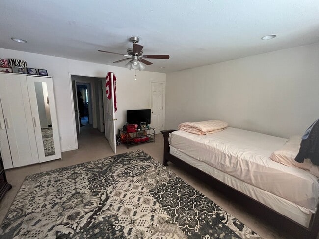 Building Photo - Large 2-Story Home Close to Downtown