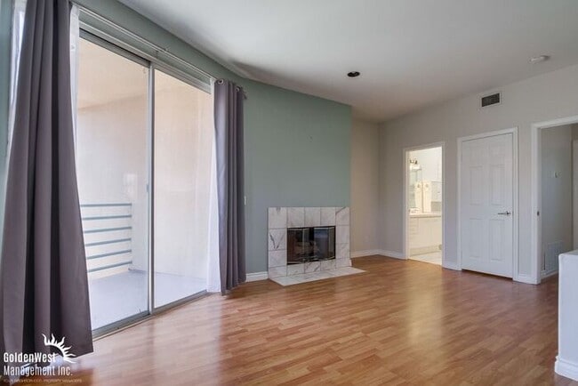 Building Photo - Modern 2Bdm 2.5Ba Town-home with Rooftop D...