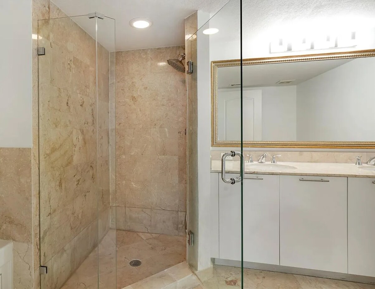 Building Photo - 1800 N Bayshore Dr