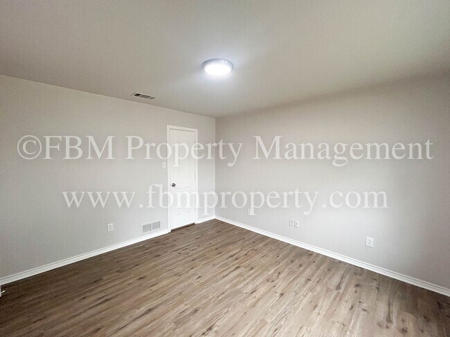 Building Photo - 806 Cresside Ln