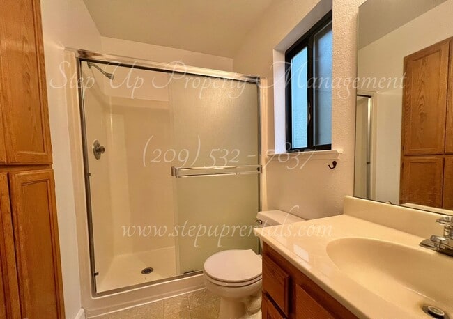 Building Photo - Cozy and Charming 3 Bedroom 2 Bathroom in ...