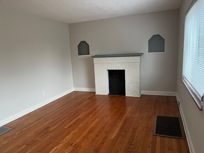 Building Photo - CHEVIOT - Adorable 3+ Bed 1 bath brick hom...