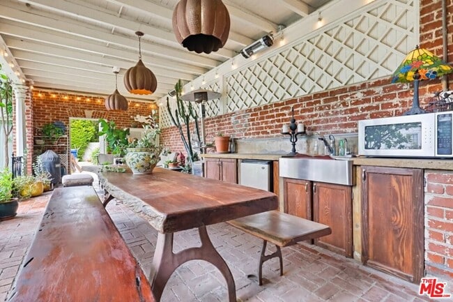 Building Photo - 516 S Rimpau Blvd