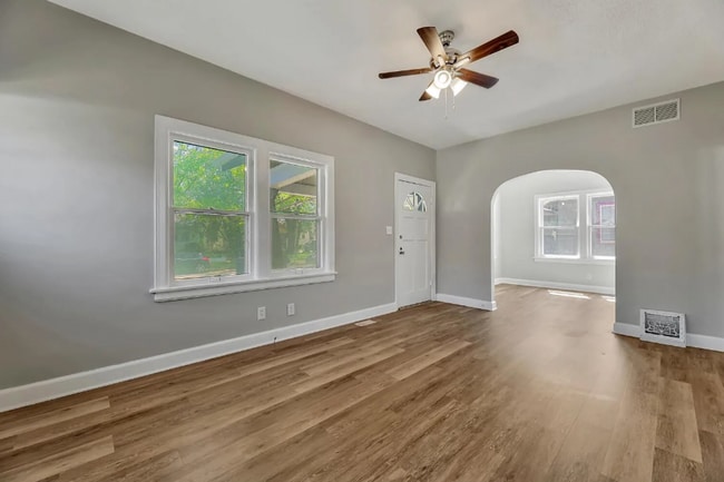 Building Photo - Cute 2 bedroom house near in a great neighborhood, close to shopping, restaurants, and easy highw...