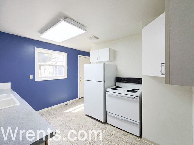 Building Photo - charming 2-bedroom, 1-bathroom ranch-style...