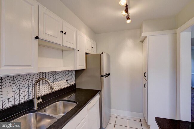 Building Photo - 6622 Boulevard View
