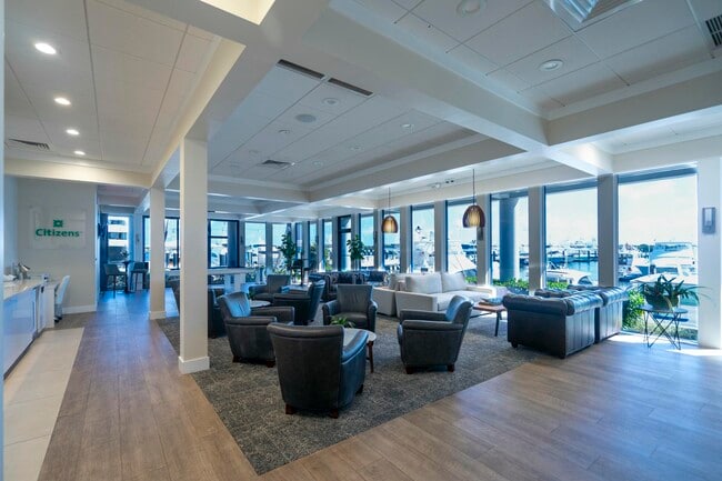 Building Photo - 123 Lakeshore Dr