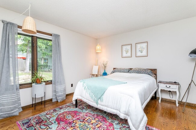 Building Photo - 5 Bed 3 Bath Home