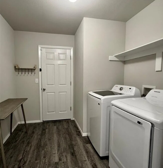 Building Photo - Stylish 3 Bed / 2 Bath with Open Layout & Backyard Retreat