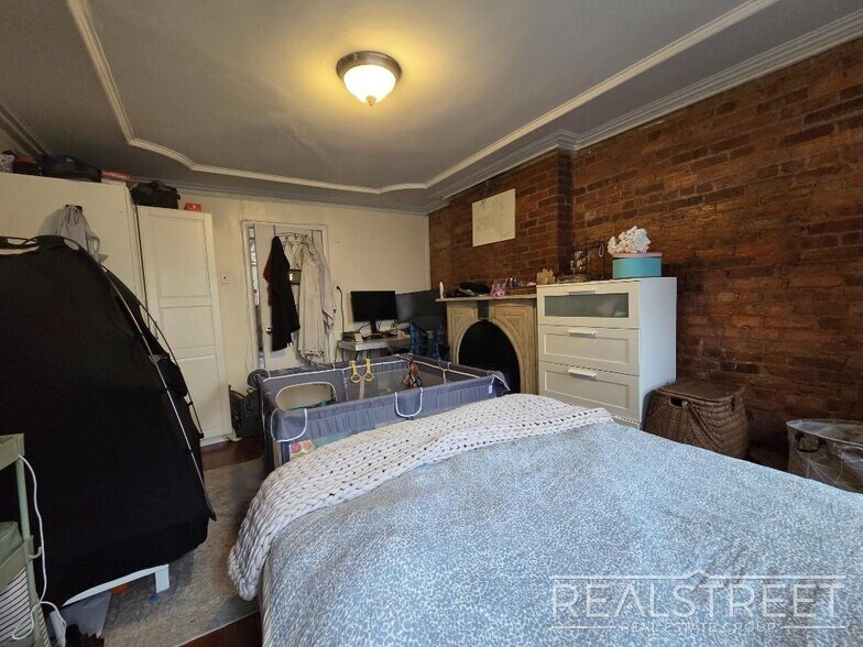 Building Photo - Huge Floor-Through 1 Bedroom with Private Backyard