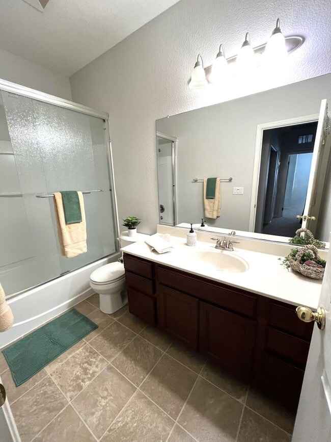 Building Photo - Spacious 3 Bedroom Condo for Rent in Linco...