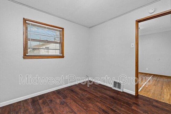 Building Photo - 405 Cameron Rd