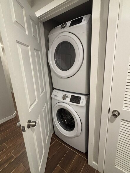 Building Photo - 1835 N Willington St