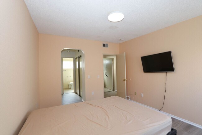 Building Photo - **24210 Sylvan Glen Rd #F Diamond Bar** 2 bedroom 2 bath Townhouse !!