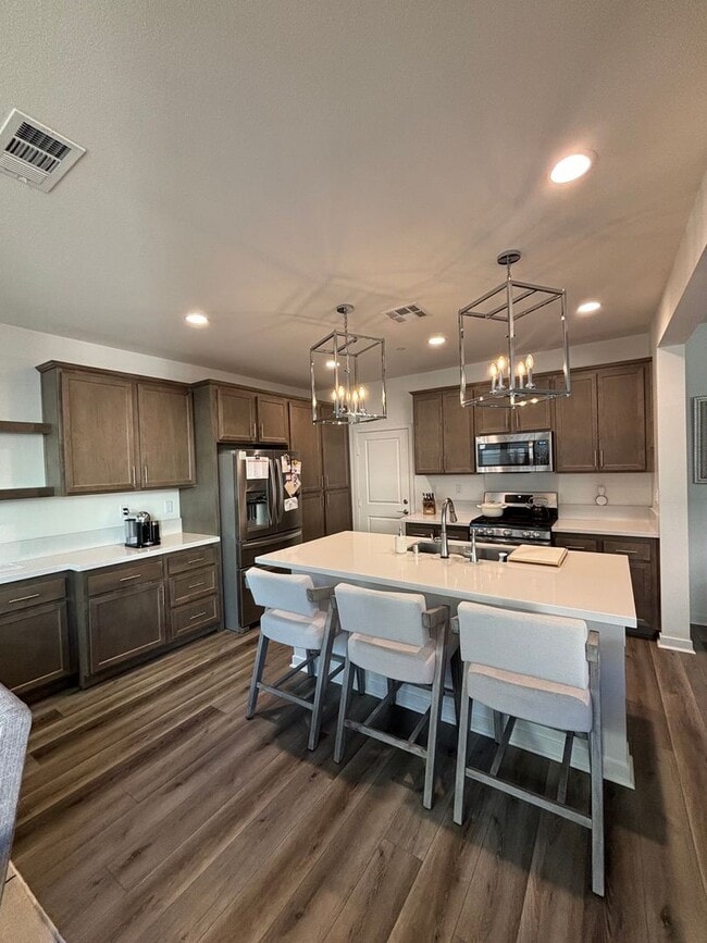 Building Photo - Beautiful Town-Home Bedford Community!