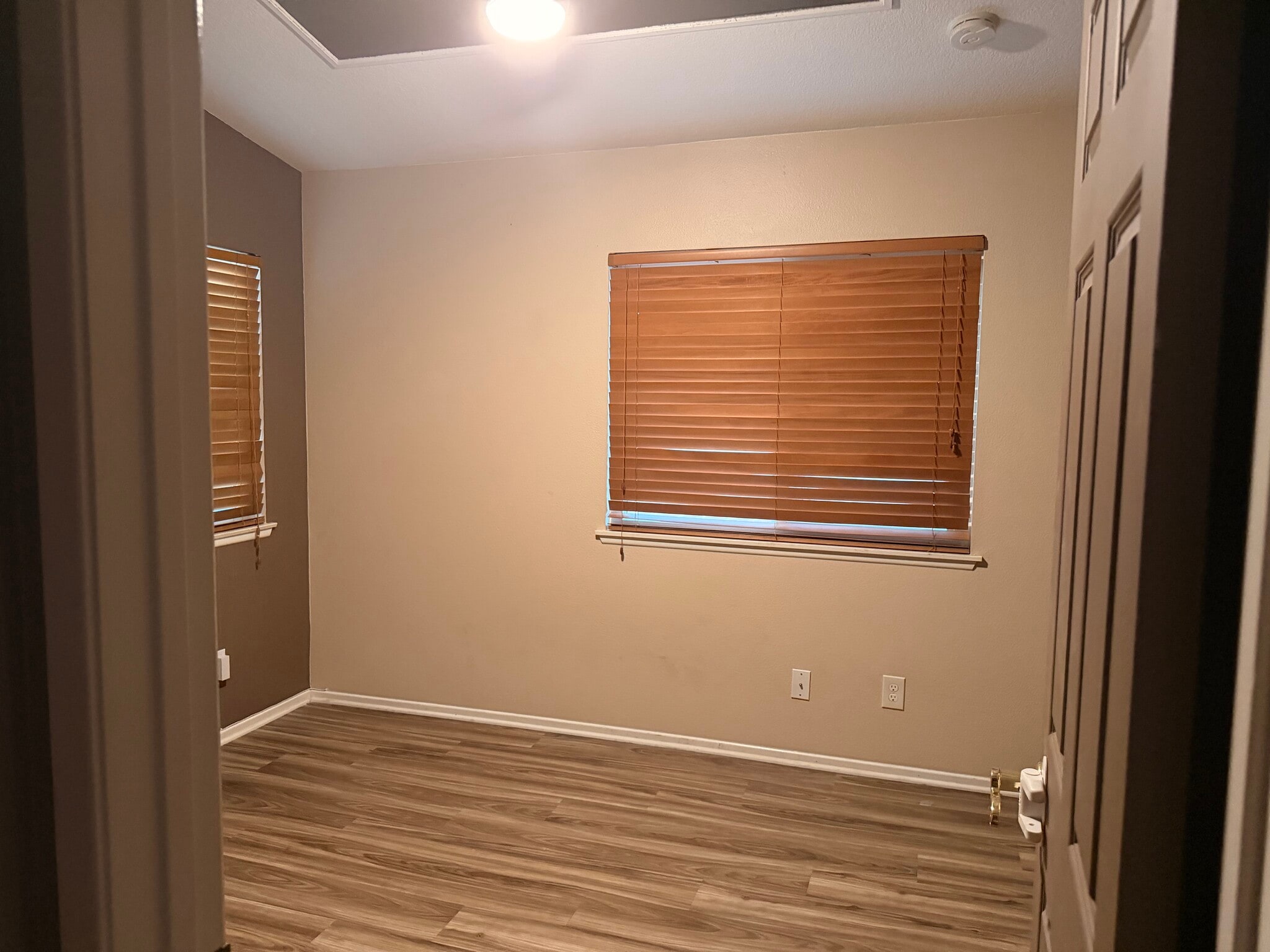 Building Photo - 15550 La Entrada Dr