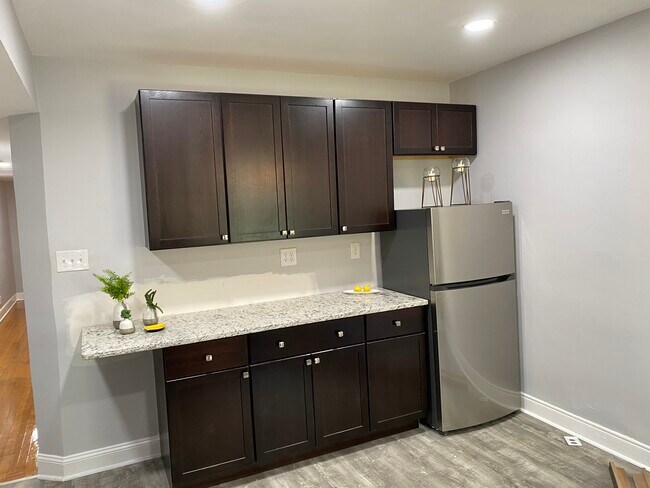 Kitchen-stainless & granite - 2220 W Grace St