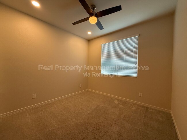 Building Photo - 5811 N 88th Ln