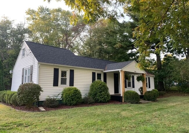 Building Photo - 2 bedrooms, great location!