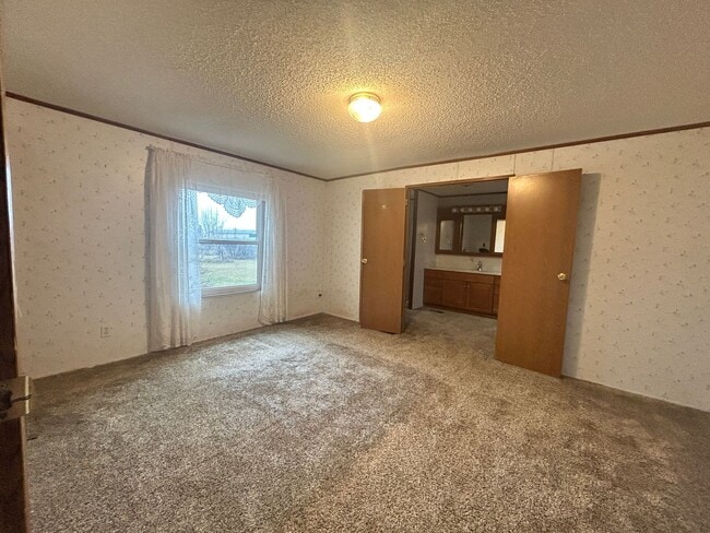 Building Photo - 3 Bed / 2 Bath  on One Acre – Garage Included