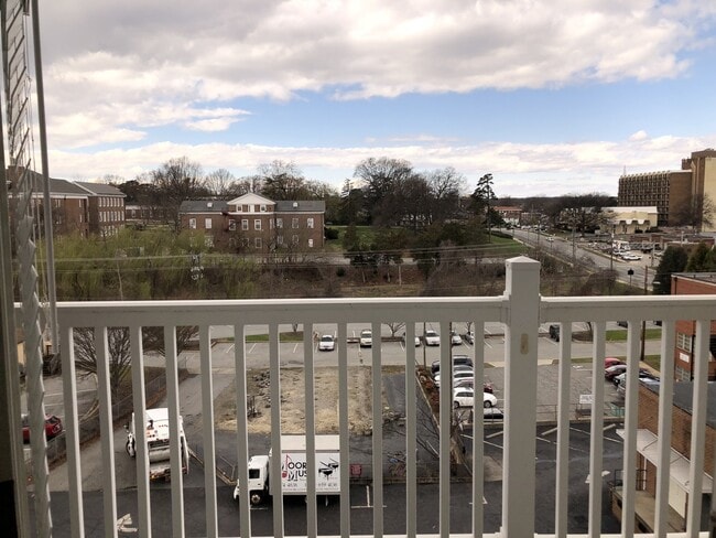 Building Photo - Beautiful 1BR Arbor House Condo Downtown Greensboro