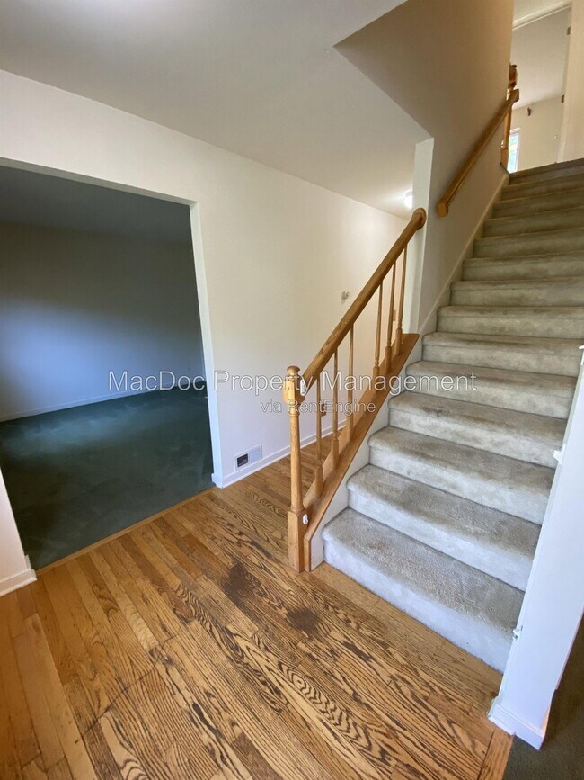 Building Photo - 9 Brown Cir