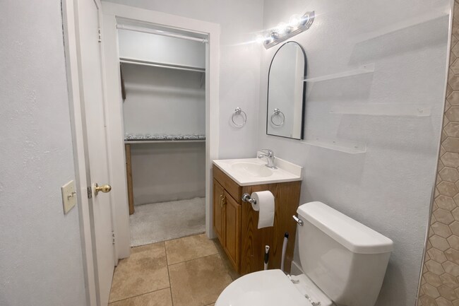 Building Photo - 832 S Bois D Arc Ave