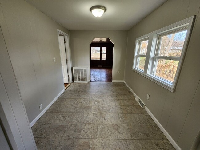 Building Photo - Spacious 3-Bedroom, 2-Bathroom Home AVAILABLE NOW!!